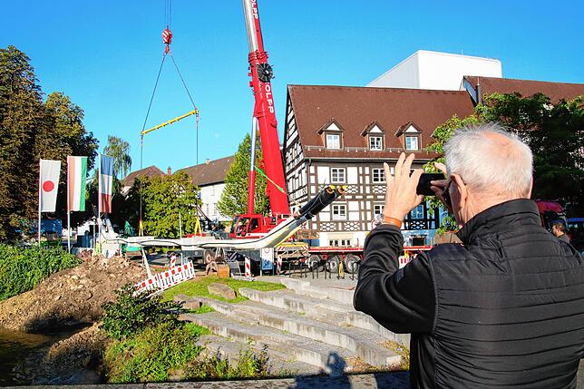 Brigachschiene-Geschäftsführer Joachim Ledwig macht Erinnerungsfotos.