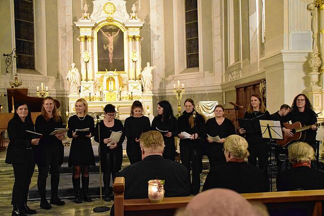 Die Village Voices beim Konzert in der Herrischrieder Kirche.