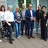 Bei der Feier zum 15-jährigen Bestehen des Vereins Kinderchancen stellen sich Vorstand und Gäste zum Gruppenbild auf (von links): ...