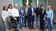 Bei der Feier zum 15-jährigen Bestehen des Vereins Kinderchancen stellen sich Vorstand und Gäste zum Gruppenbild auf (von links): ...