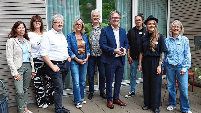 Bei der Feier zum 15-jährigen Bestehen des Vereins Kinderchancen stellen sich Vorstand und Gäste zum Gruppenbild auf (von links): ...