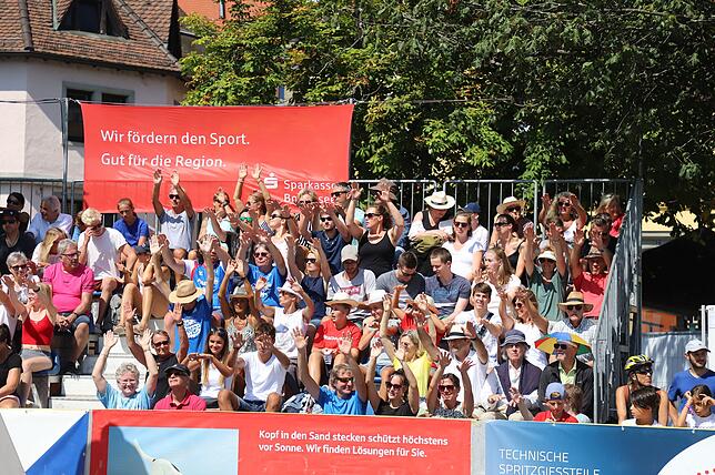 Die zahlreichen Zuschauer stimmten in den Applaus gestern immer wieder an und feuerten die Spielerinnen und Spieler an.