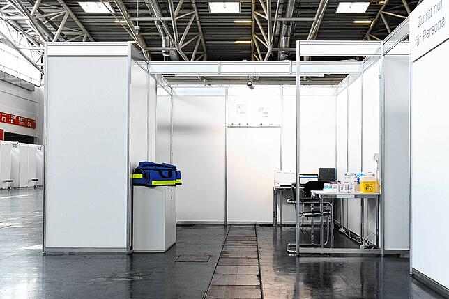 Eine leere Impfkabine im Impfzentrum in der Messe München.