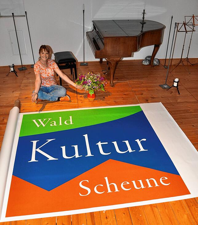 Friederike Bauer präsentiert das neu gestaltete Logo der Waldkulturscheune. Bilder: Jörg-Dieter Klatt