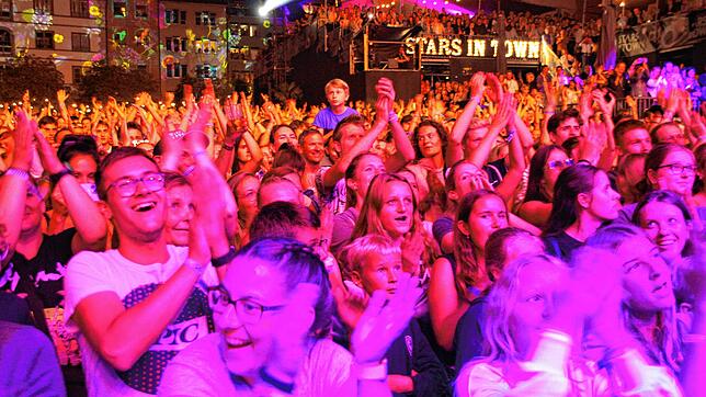 Der Schweizer Abend beim Schaffhauser Festival Stars in Town 2022 mit Loco Escrito, Lo und Leduc sowie Hecht hat rund 6000 Party-Gäste ...