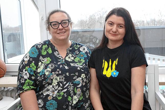 Hannah Kyrychenko und Inna Vityuk (rechts) posieren für den SÜDKURIER-Fotografen.