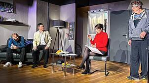 Überzeugen mit Spielwitz und Situationskomik: Peter Horn, Leslie Ade, Claudia Bick-Würth und Christian Lewedei (von links). Foto: Ina Klietz