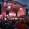 Rund 600 Zuschauer genossen am Samstagabend das Konzert mit Max Mutzke und der SWR Big-Band am Konzertsegel. Teilweise regnete es, doch ...