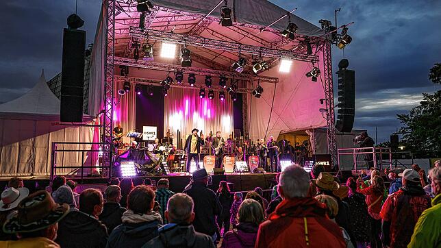 Rund 600 Zuschauer genossen am Samstagabend das Konzert mit Max Mutzke und der SWR Big-Band am Konzertsegel. Teilweise regnete es, doch ...