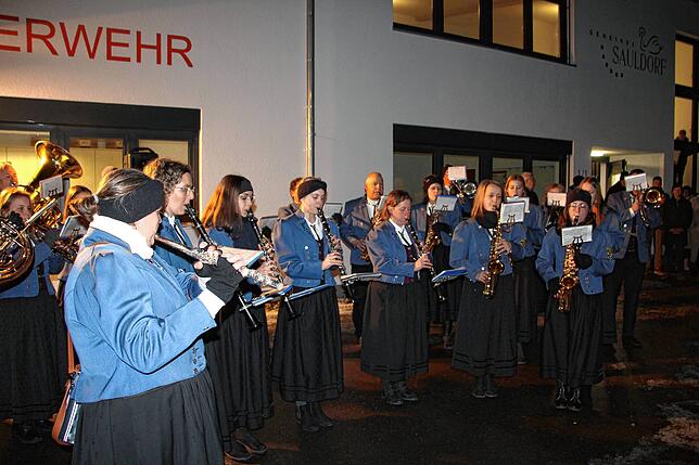 Die Musikkapelle Sauldorf spielt anlässlich des Wahlsiegs von Severin Rommeler vor dem Sauldorfer Feuerwehrhaus.
