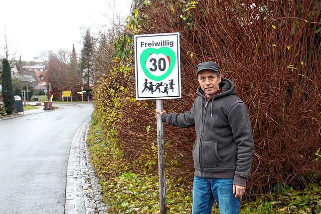 Aus dem roten Kreis ist ein grünes Herz geworden: Christian Kronenbitter mit dem Freiwillig-Tempo-30 Schild, das er zuletzt angepasst hat.