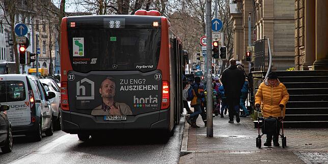 Rechts Fußgänger und Fahrgäste, links eine Blechkolonne und dazwischen manchmal noch ein Fahrradfahrer: Die Fahrt durch die Innenstadt ...