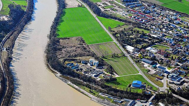 Blick auf den künftigen Standort von Zentralkrankenhaus und Gesundheitspark Hochrhein, auf dem Bild oberhalb der Kläranlage Albbruck. ...