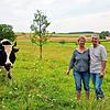 Daniela und Alexander Zulic auf der Weide bei ihren Kühen. Ob sie den Hottenlocher Hof in die Zukunft führen können, wird sich bis Ende ...
