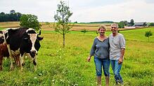 Daniela und Alexander Zulic auf der Weide bei ihren Kühen. Ob sie den Hottenlocher Hof in die Zukunft führen können, wird sich bis Ende ...