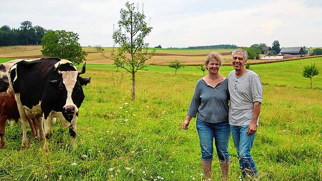 Daniela und Alexander Zulic auf der Weide bei ihren Kühen. Ob sie den Hottenlocher Hof in die Zukunft führen können, wird sich bis Ende ...