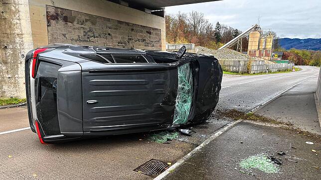 Zu einem Autounfall mit hohem Sachschaden kam es am Dienstag bei Wallbach/Schweiz. Die Insassen sind geflüchtet.