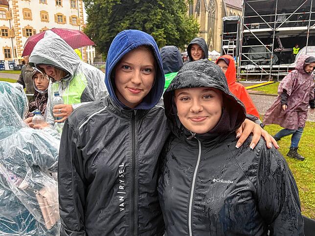 Die 16-jährigen Leni Hammer und Merle Laun aus Bad Säckingen besuchen zum ersten Mal überhaupt ein Konzert. Die Karten haben sie von ...