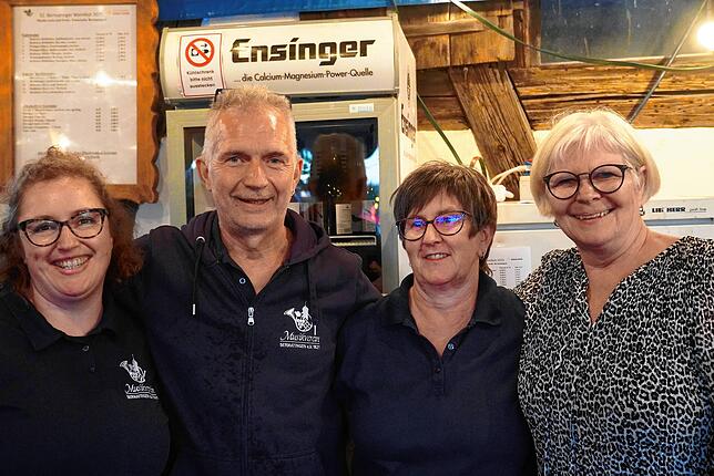 Bild 12: Gute Stimmung beim Auftakt des Weinfests in Bermatingen