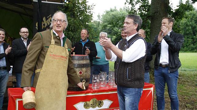 Zum Händeklatschen so mancher Besucher des 50. Parkfests in Krauchenwies brauchte Fürst Karl Friedrich von Hohenzollern (links) nur drei ...