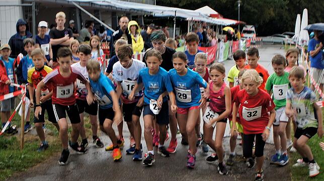 Beim Schülerlauf der U12, U14 und U16 starteten am Samstag um 17.30 Uhr 21 Jugendliche bei der Rothaus-Murgtal-Trophy.