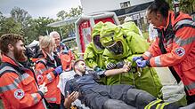 Bild : Der gespielte Ernst am Klinikum Konstanz: So bereiten sich Feuerwehr und Notärzte auf Einsätze mit gefährlichen Stoffen vor