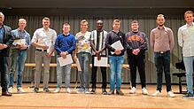 Obermeister Wolfgang Lieb (links) gratuliert den neuen Maurer-Gesellen im Kreis Sigmaringen.