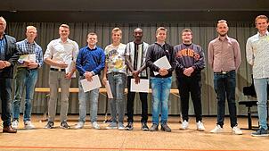 Obermeister Wolfgang Lieb (links) gratuliert den neuen Maurer-Gesellen im Kreis Sigmaringen.