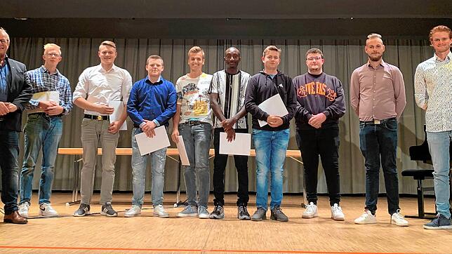 Obermeister Wolfgang Lieb (links) gratuliert den neuen Maurer-Gesellen im Kreis Sigmaringen.