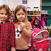 Die fünfjährigen Zwillinge Mila (links) und Lea lutschen im Konstanzer Kinderhaus am Salzberg ein Teststäbchen, den sogenannten Lolli.