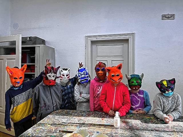 Am Ende des dreitägigen Workshops können die Teilnehmer mit bunten Maske nach Hause gehen.