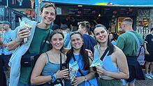 Sind zufrieden mit dem Essensangebot auf dem Campus-Festival: Janis (20), Sarah (21), Sophie (20) und Lara (20).