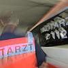 Ein Notarzt steht im Einsatz (Symbolbild). Im Kanton Basel-Landschaft wurde eine Frau (32) von einem Baumstamm überrollt, als sie ...