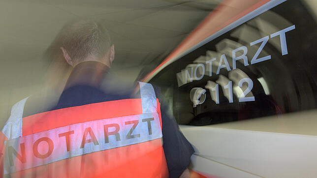 Ein Notarzt steht im Einsatz (Symbolbild). Im Kanton Basel-Landschaft wurde eine Frau (32) von einem Baumstamm überrollt, als sie ...