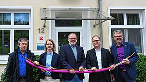 Gemeinsam für den Glasfaserausbau (von links): Andreas Rutschmann (Prokurist Stadtwerke), Cornelia Scharnagl (Bereichsleiterin Vertrieb ...