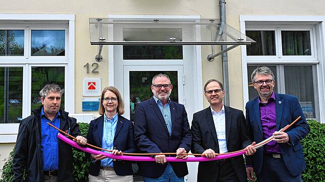 Gemeinsam für den Glasfaserausbau (von links): Andreas Rutschmann (Prokurist Stadtwerke), Cornelia Scharnagl (Bereichsleiterin Vertrieb ...