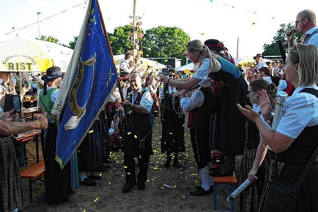 Großes Hallo beim Fahneneinmarsch der Musikkapellen: Auch die Fahnenabordnung der Kapelle Friedrichshafen-Fischbach wurde von den ...