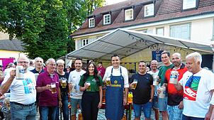 Bürgermeister Denis Lehmann (Mitte, mit Schürze) und die Vereinsvertreter freuen sich über den Besucheransturm. Foto: Karlheinz Fahlbusch