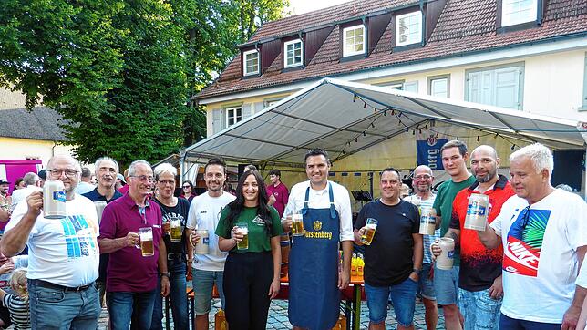 Bürgermeister Denis Lehmann (Mitte, mit Schürze) und die Vereinsvertreter freuen sich über den Besucheransturm. Foto: Karlheinz Fahlbusch
