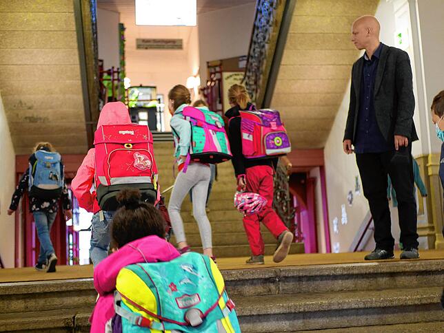 8.15 Uhr im Treppenhaus: Die Schüler der Klasse 2a werden am Eingang von Konrektor Stefan Leininger (rechts) begrüßt.