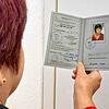 Angelika Dold zeigt ihren alten grauen Lappen, den sie noch umtauschen will. Allerdings muss sie lange auf den neuen Führerschein im ...
