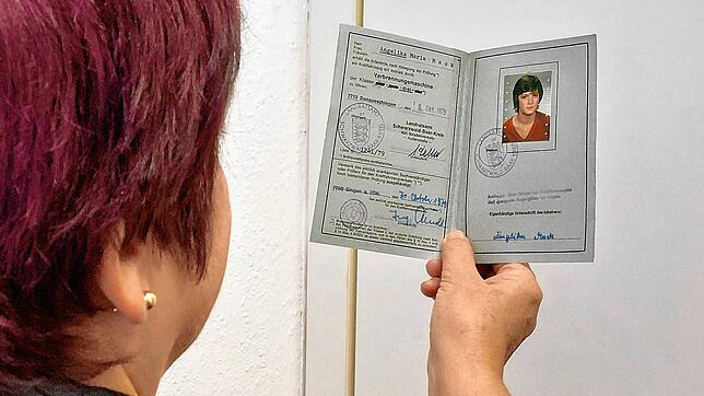 Angelika Dold zeigt ihren alten grauen Lappen, den sie noch umtauschen will. Allerdings muss sie lange auf den neuen Führerschein im ...