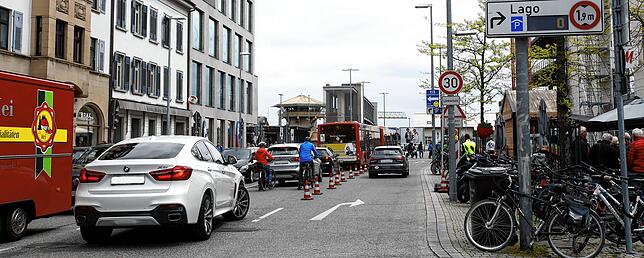 Die Verkehrskadetten regeln den Verkehr vor dem Lago. Auch das dortige Parkhaus ist voll.