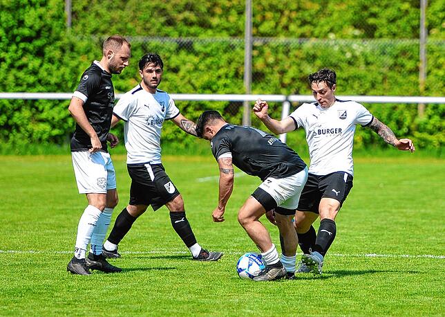 Marbachs Marco Effinger schirmt den Ball gegen Schonachs Luca Timm (rechts in weißem Dress) ab.