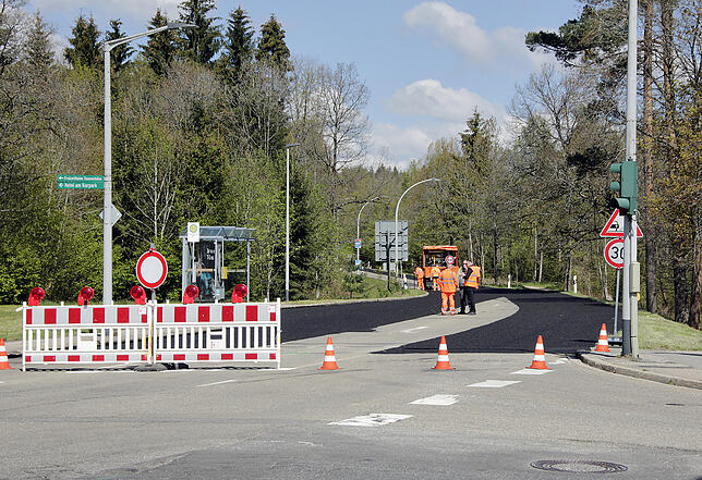 Bild 1: Turbo-Sanierung für acht VS-Straßen: So funktioniert das Dünnschichtasphalt-Verfahren