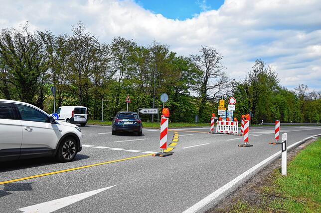Bild 5: Asphalt weg, Geländer weg, Bohrkerne entnommen: So lief der ersten Tag mit Großbaustellen an zwei Stockacher Ortseingängen