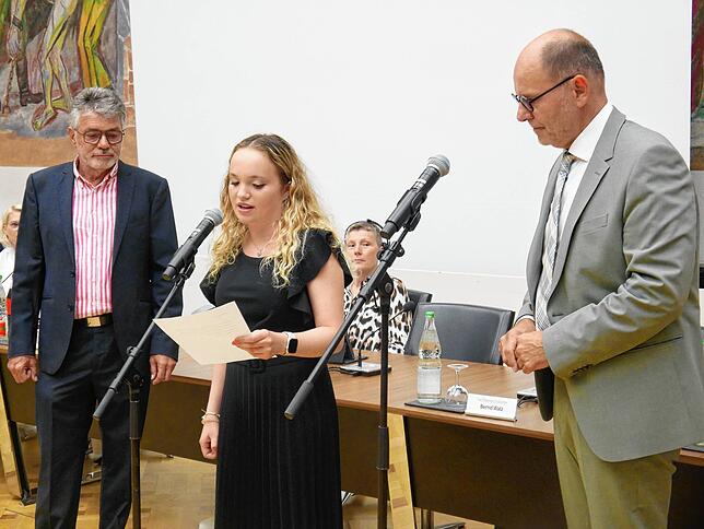 Anna Baur (CDU) und Walafried Schrott (SPD) sprachen als ältestes und jüngsten Mitglied die Verpflichtung stellvertretend für alle ...