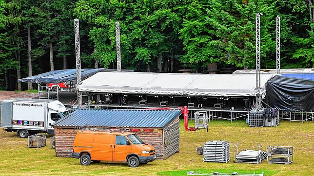 Hier wird gerade die große Bühne für das große Heavy-Metal-Festival Metalacker aufgebaut, das am 29. und 30. August in Tennenbronn ...