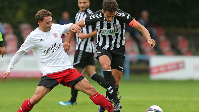 Der Favorit nimmt die nächste Hürde: Der SC Konstanz-Wollmatingen (rechts Adel Grimm) hat sein erstes Heimspiel gegen den Hattinger SV ...