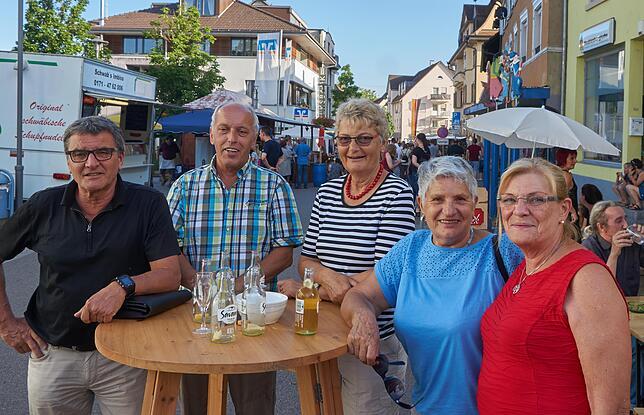 Erfrischen: Noch-Stadtrat Bernhard Stockmar, Werner Uecker, Gisela Uecker, Alt-Stadträtin Rita Leber und Stadträtin Karin Gallmann ...